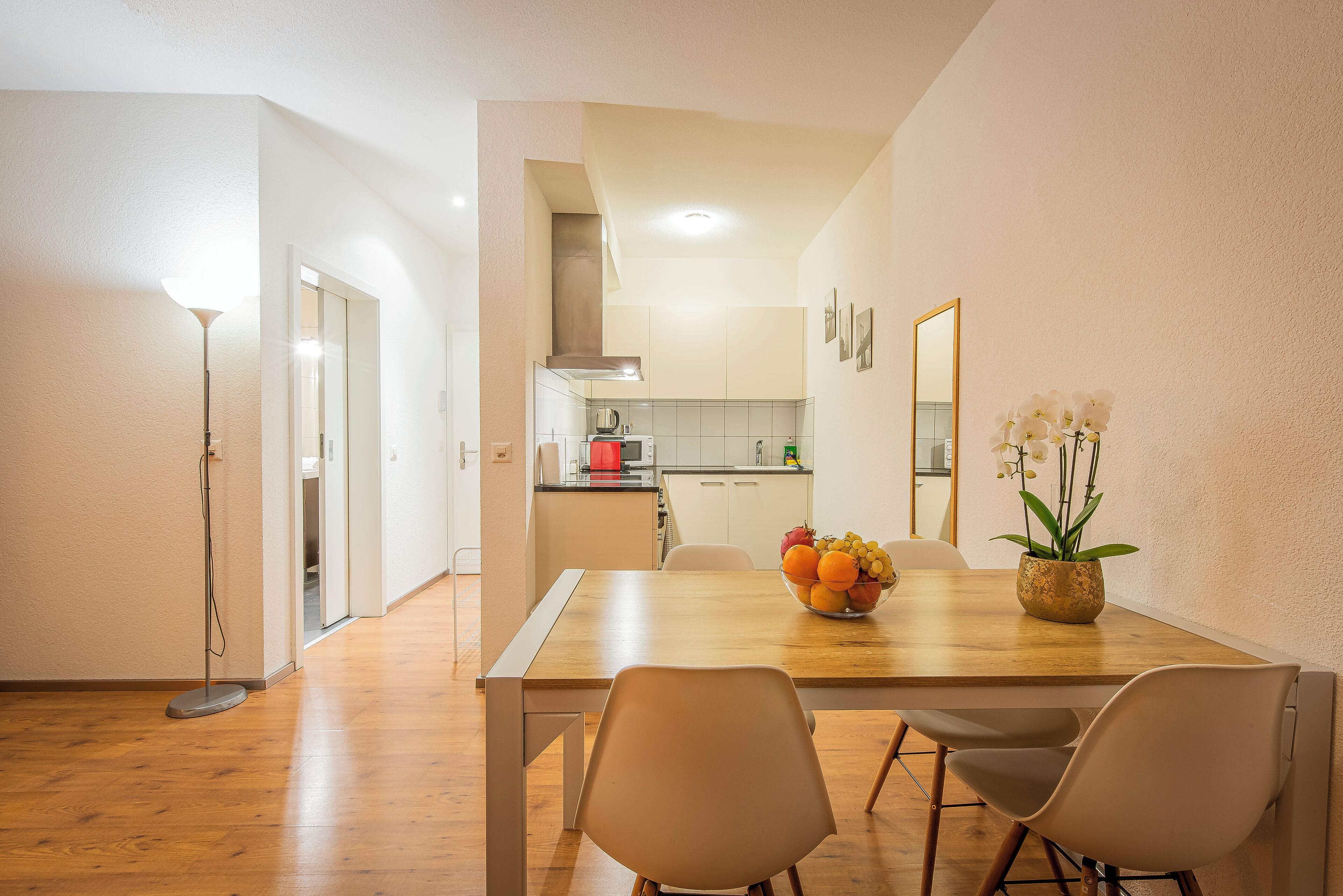 Deluxe Studio, 1 Queen Bed, Non Smoking, City View | Dining room