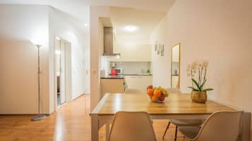 Deluxe-Studio, 1 Queen-Bett, Nichtraucher, Stadtblick | Esszimmer