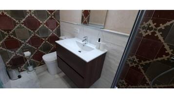 Een douche, een haardroger, handdoeken, zeep