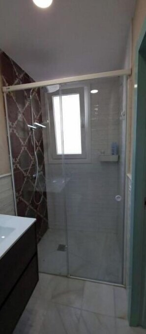 Douche, sèche-cheveux, serviettes fournies, savon