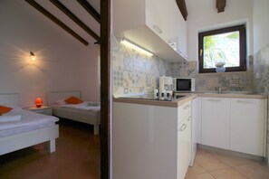 Kühlschrank, Mikrowelle, Herdplatte, Geschirrspüler