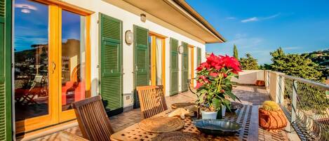 屋外ダイニングエリア