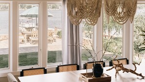Ein Essbereich mit Tisch, Stühlen und Blick ins Freie.