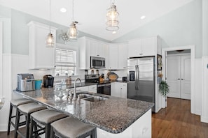 Geladeira, micro-ondas, fogão, lava-louças