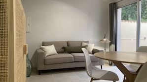 A modern living room with a sofa, two chairs, a round table, and a floor lamp. - Vacation cottage with swimming pool in Saint-Rémy-de-Provence (Saint-Rémy-de-Provence)