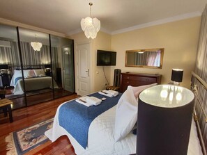 5 bedrooms, desk, iron/ironing board, travel cot