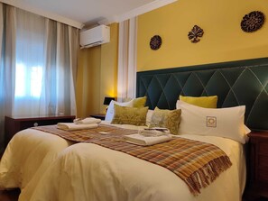 5 Schlafzimmer, Schreibtisch, Bügeleisen/Bügelbrett, Reisekinderbett