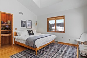 4 bedrooms, iron/ironing board, travel cot, WiFi - Private Canandaigua Retreat- Hot Tub/Pet Friendly (Canandaigua)