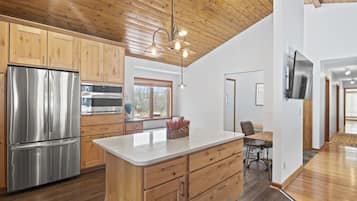 Grand réfrigérateur, four, lave-vaisselle, cafetiÚre/bouilloire