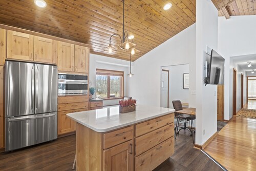 Private Canandaigua Retreat- Hot Tub/Pet Friendly