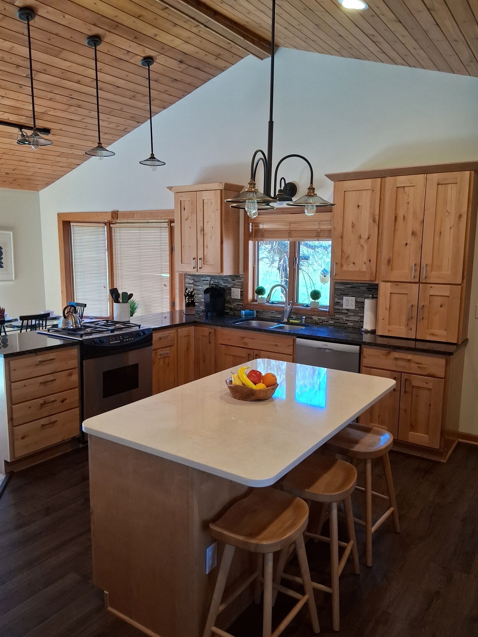 Grand réfrigérateur, four, lave-vaisselle, cafetière/bouilloire