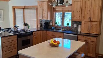 Grand réfrigérateur, four, lave-vaisselle, cafetiÚre/bouilloire