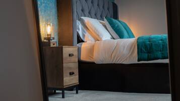 1 quarto, ferros/tábuas de passar roupa, berço de viagem