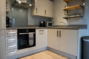 Fridge, microwave, oven, stovetop - York City Centre with free private parking (York)