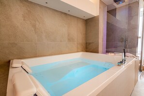 Romantic Room | Private spa tub