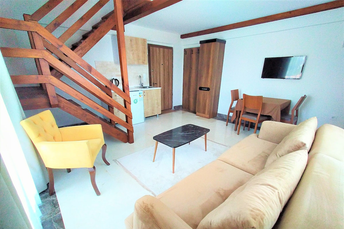 Deluxe Duplex | Living area | 32-inch LCD TV with satellite channels, TV