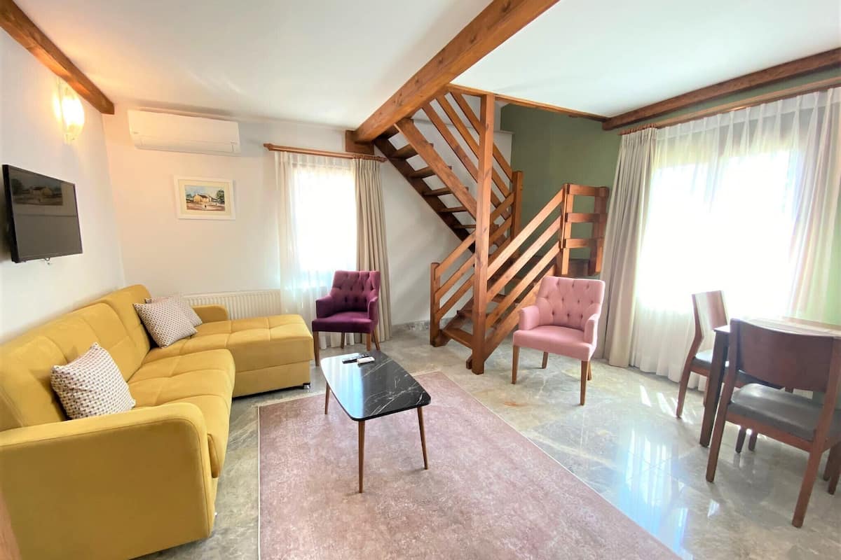 Deluxe Duplex | Living area | 32-inch LCD TV with satellite channels, TV