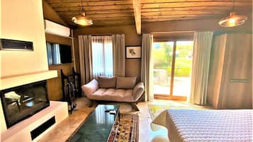 Luxury Double Room | Individually decorated, individually furnished, desk, laptop workspace