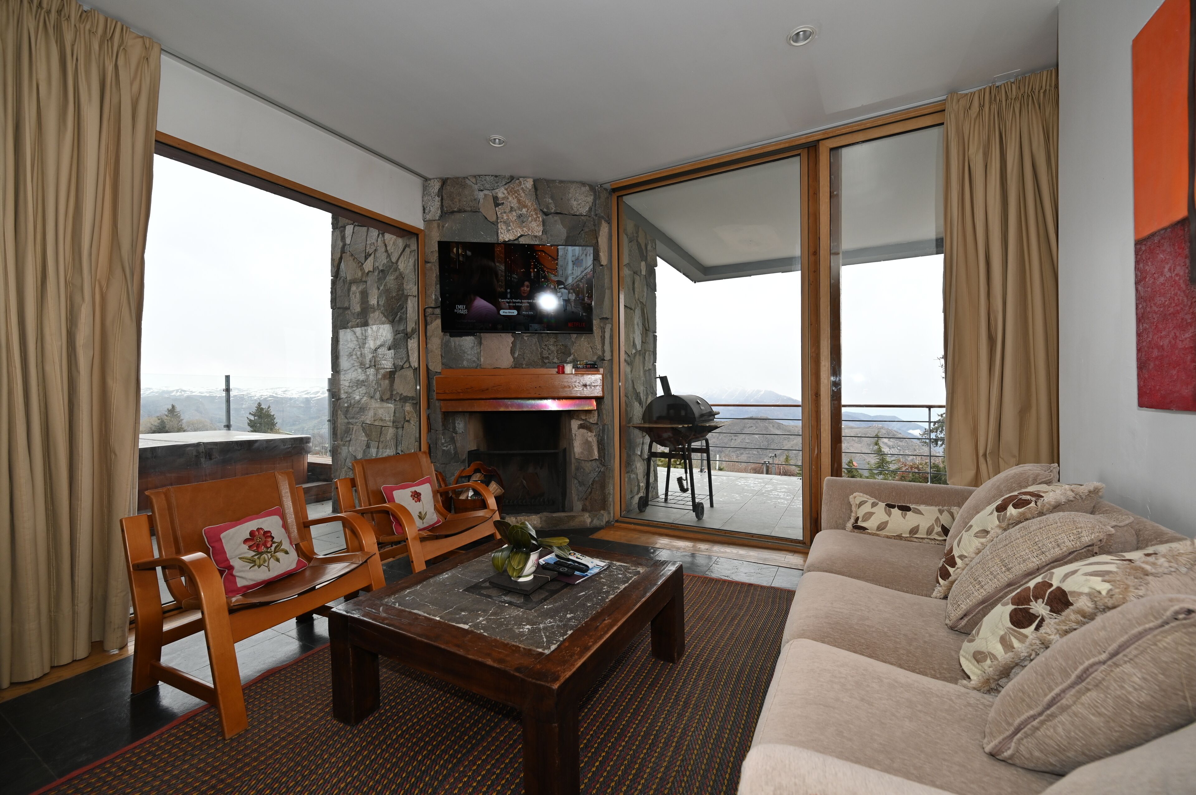 TV, lareira, DVD player, livros