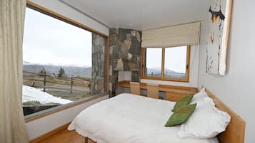 4 bedrooms, iron/ironing board, free WiFi, bed sheets