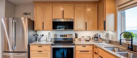 Geladeira, micro-ondas, fogão, cooktop
