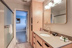 Duschwanne, Haartrockner, Handtücher