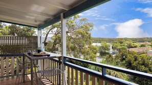 Outdoor dining - Maluhia Retreat – relaxed coast house (Fingal Bay)