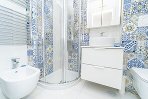 Een douche, een haardroger, een bidet, handdoeken