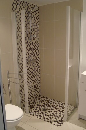 Shower, hair dryer, towels - Studio N°5 in Tiuccia, waterfront, air-conditioned, wifi (Tiuccia)