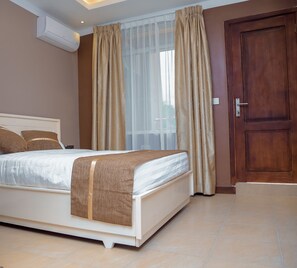 Deluxe Double Room | Premium bedding, desk, laptop workspace, free WiFi - Hotel Amaranth (Dar es Salaam)
