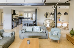 テレビ、卓球台、ステレオ