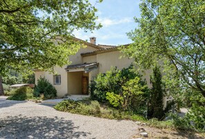 Exterior - Les Gardis — An Exceptional Provençal Mas in the Heart of the Luberon (Cadenet)