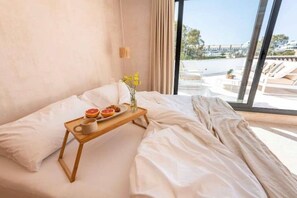 5 habitaciones, escritorio y tabla de planchar con plancha 