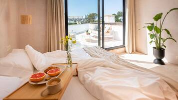 5 slaapkamers, een bureau, een strijkplank/strijkijzer, reisbedje