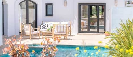 حمّام سباحة خارجي، حمّام سباحة مُدفَّأ