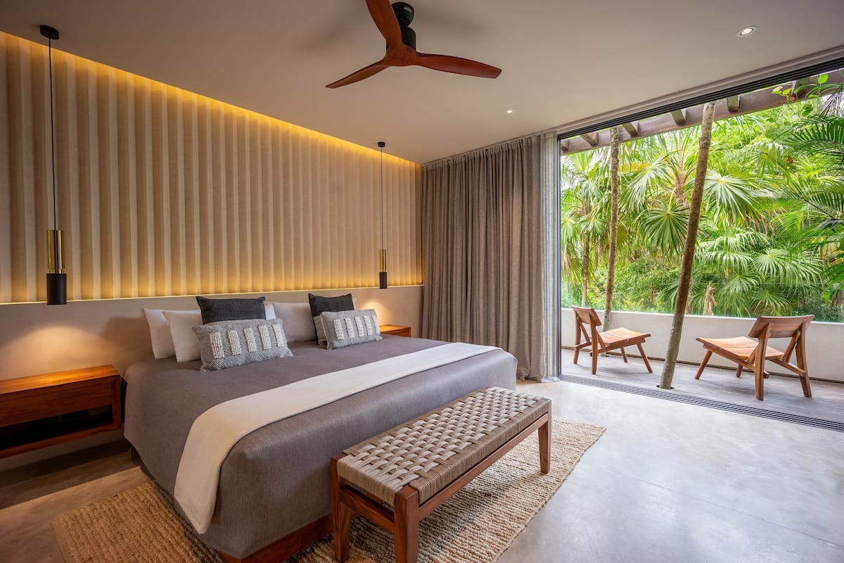 1 bedroom, premium bedding, free minibar, in-room safe