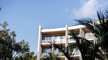 Un edificio moderno con varios pisos, ventanas amplias y balcones.