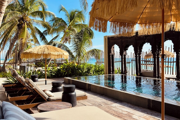 10 outdoor pools