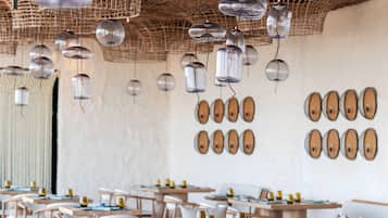 10 restaurants; breakfast, lunch, and dinner served