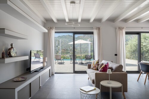 3 Bedroom Modern Villa, Pool, Savoca, East Sicily
