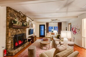 Télévision, cheminée, baby-foot