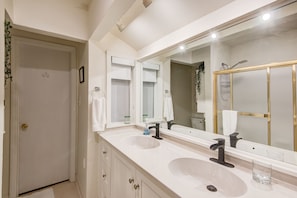 Combined shower/bathtub, towels