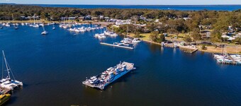 Raymond Island Retreat: This open plan holiday home has it all… even a jetty!