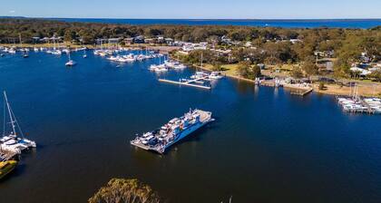 Raymond Island Retreat: This open plan holiday home has it all… even a jetty!