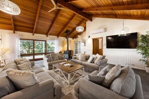 Una Smart TV, una chimenea