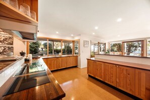 Frigorífico, microondas, horno y placa de cocina