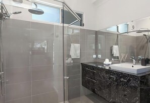 Shower, hair dryer, towels - Karinyah - Panoramic Waterfront Views (Summerland Point)