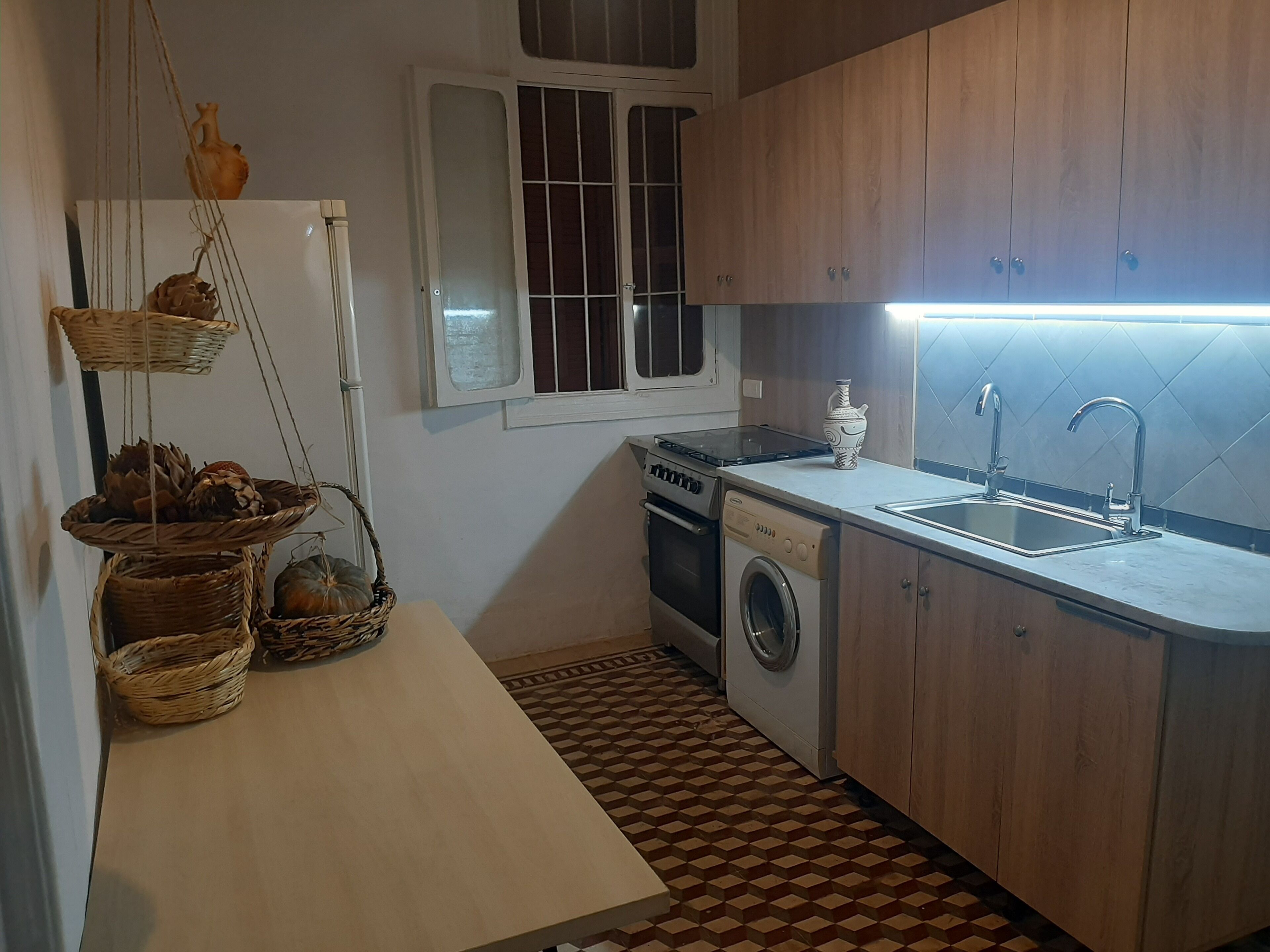 Fridge, oven, stovetop, coffee/tea maker