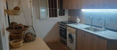 Fridge, oven, stovetop, coffee/tea maker