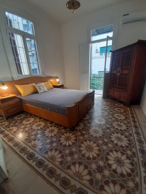 2 chambres, bureau, fer et planche à repasser, lit parapluie